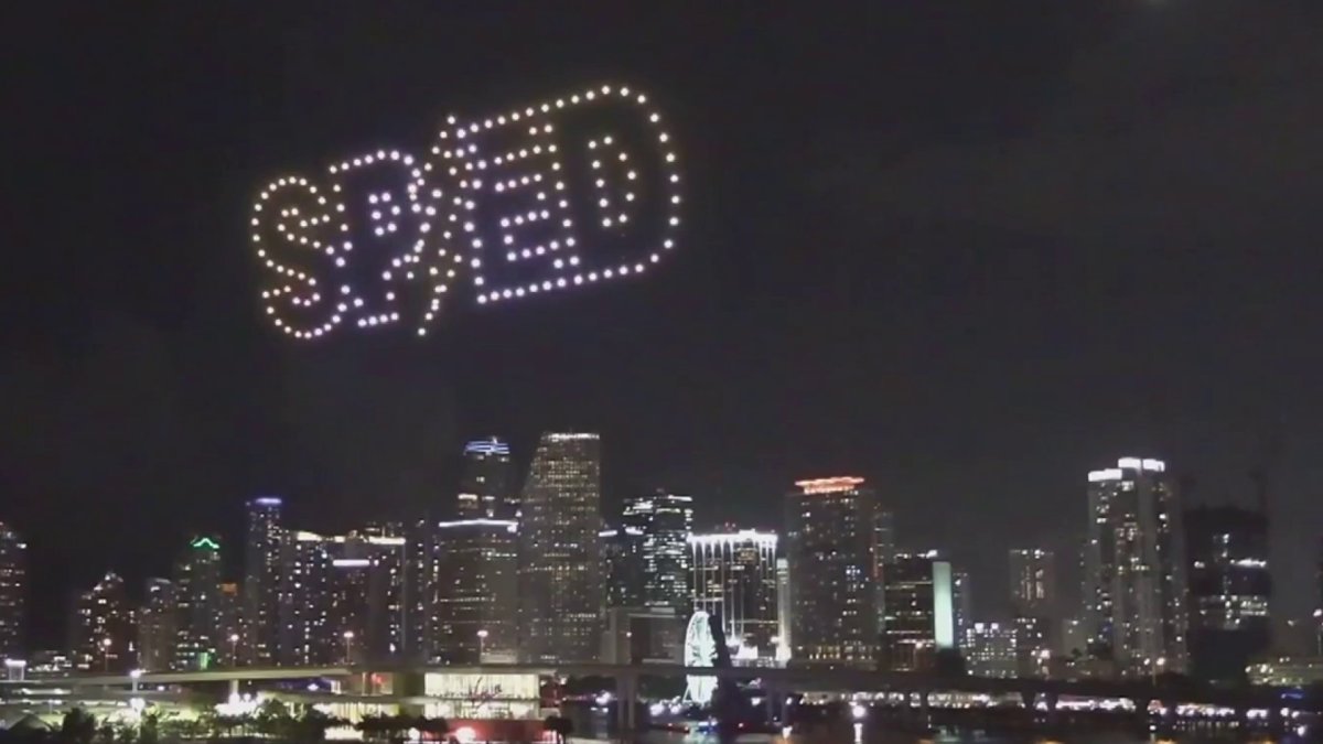 Spectacle éblouissant : iShowSpeed illumine le ciel de Miami avec un show de drones