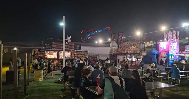 Un ciel illuminé par les drones à l&rsquo;exposition de Saskatoon