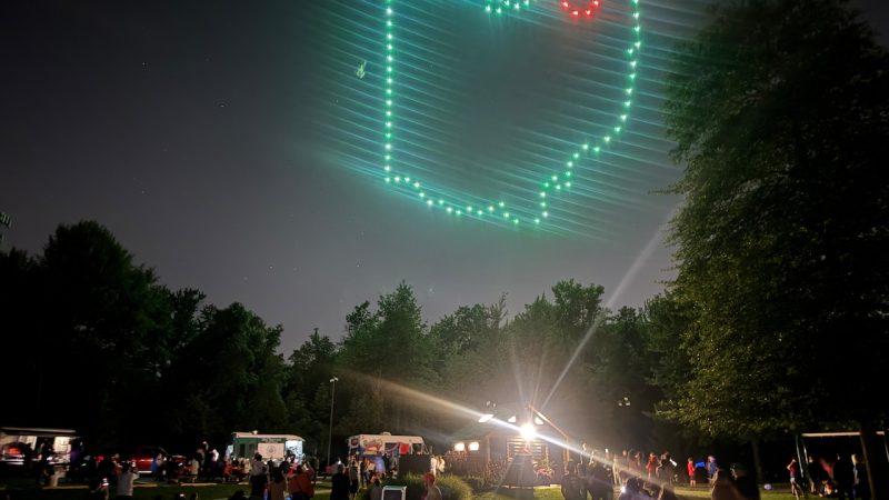 Un spectacle de drones sur le thème western illumine le ciel aux États-Unis