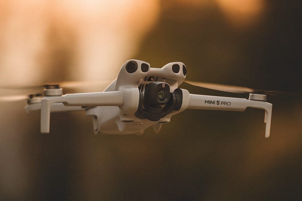 Comparaison entre le DJI Mini 5 Pro et le DJI Mini 4 Pro : le combat des légers