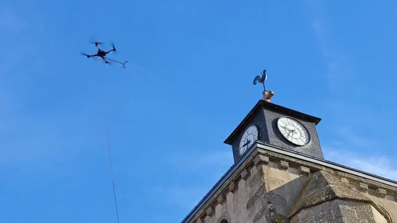 France: Un Drone au Service du Nettoyage de l&rsquo;Église de La Séguinière