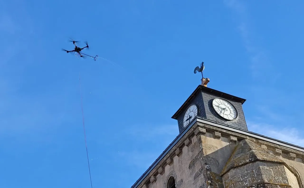 France: Un Drone au Service du Nettoyage de l&rsquo;Église de La Séguinière