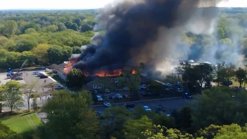 Images captivantes depuis un drone : un incendie dévastateur ravage une église au Michigan