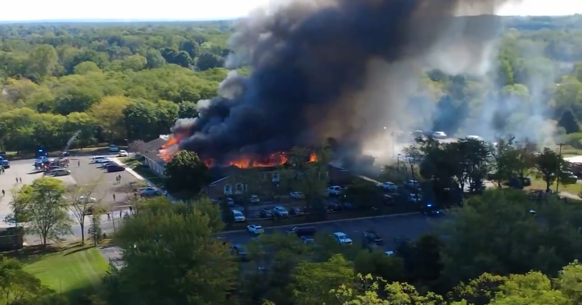 Images captivantes depuis un drone : un incendie dévastateur ravage une église au Michigan