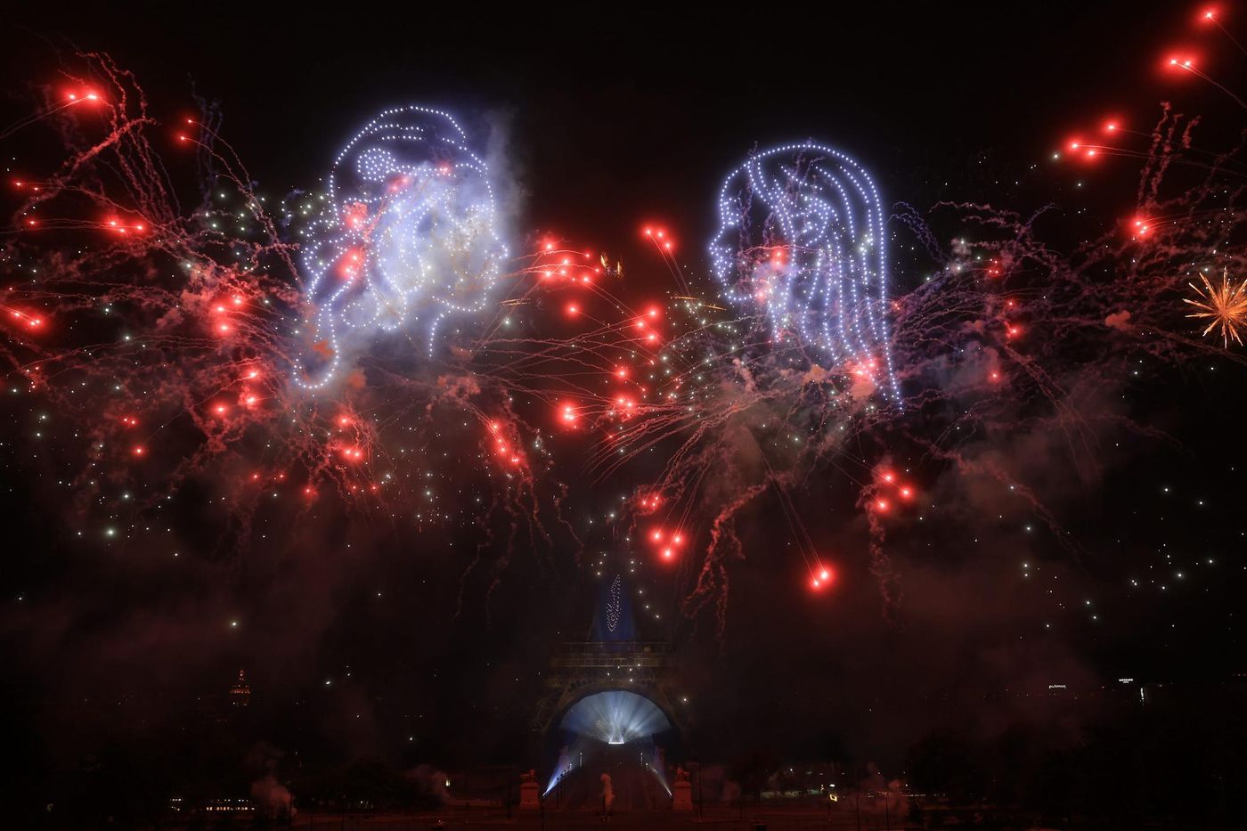 L&rsquo;avenir des spectacles aériens : les drones remplaceront-ils les feux d&rsquo;artifice traditionnels ?