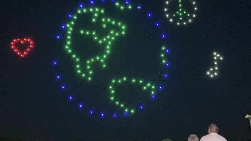 Le spectacle des drones illumine le ciel lors du Festival de la myrtille