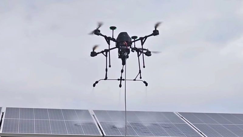 L&rsquo;utilisation innovante des drones pour nettoyer les centrales solaires