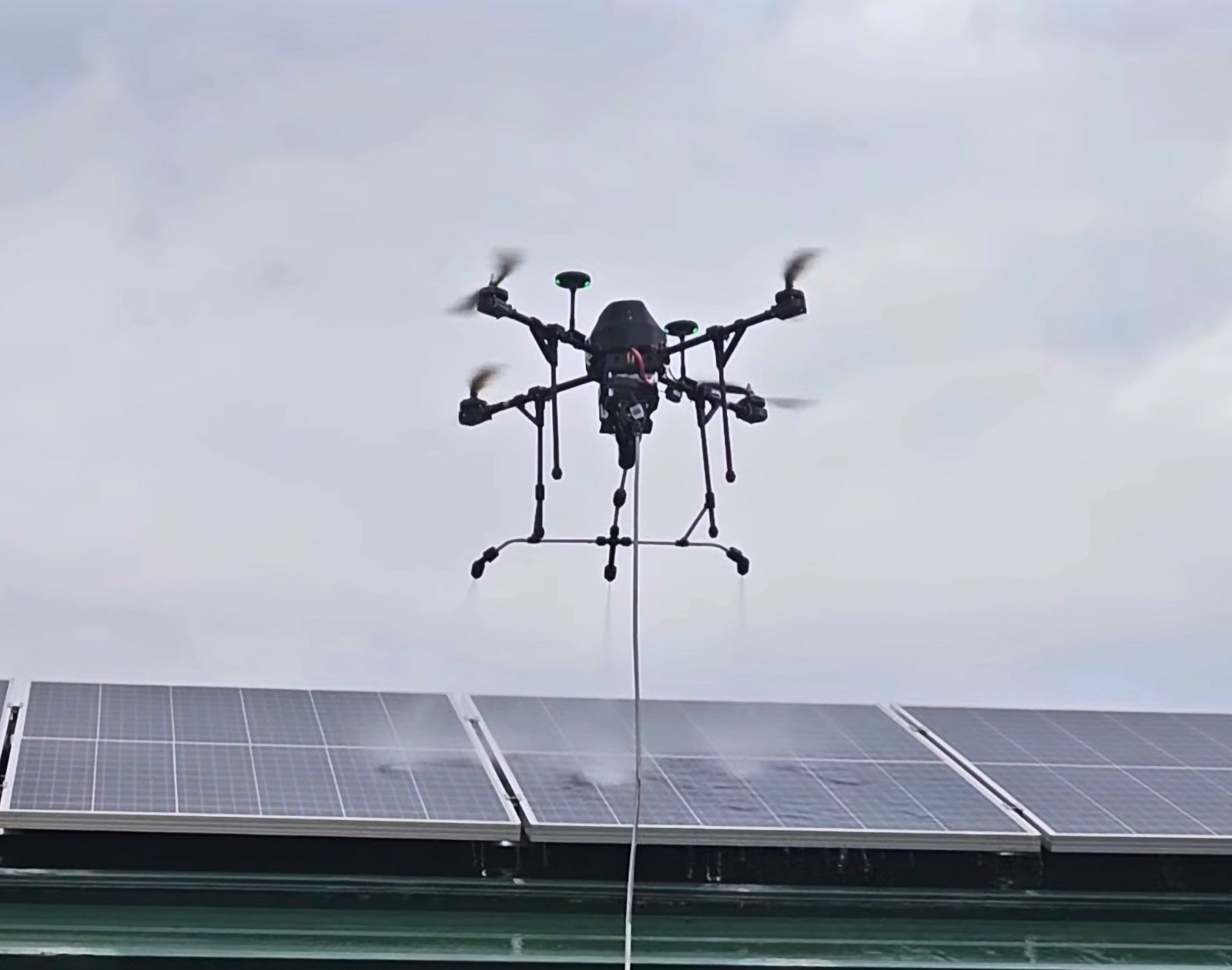 L&rsquo;utilisation innovante des drones pour nettoyer les centrales solaires