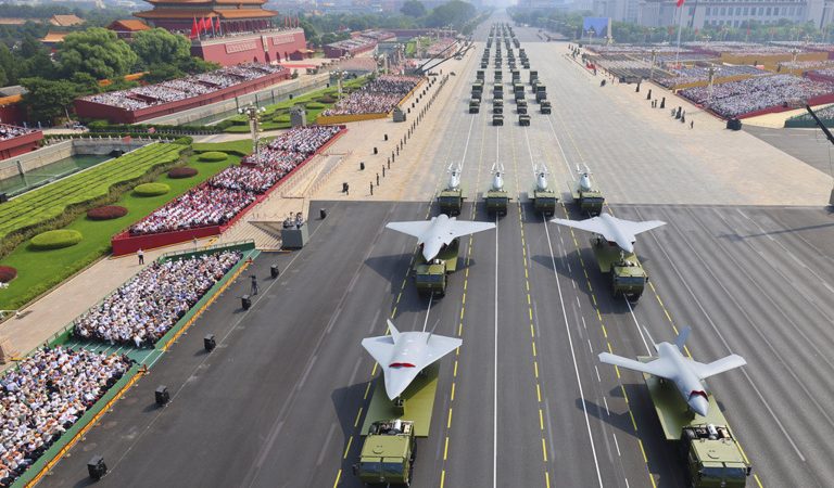 Parade Militaire en Chine : Présentation de Nouveaux Drones et Équipements