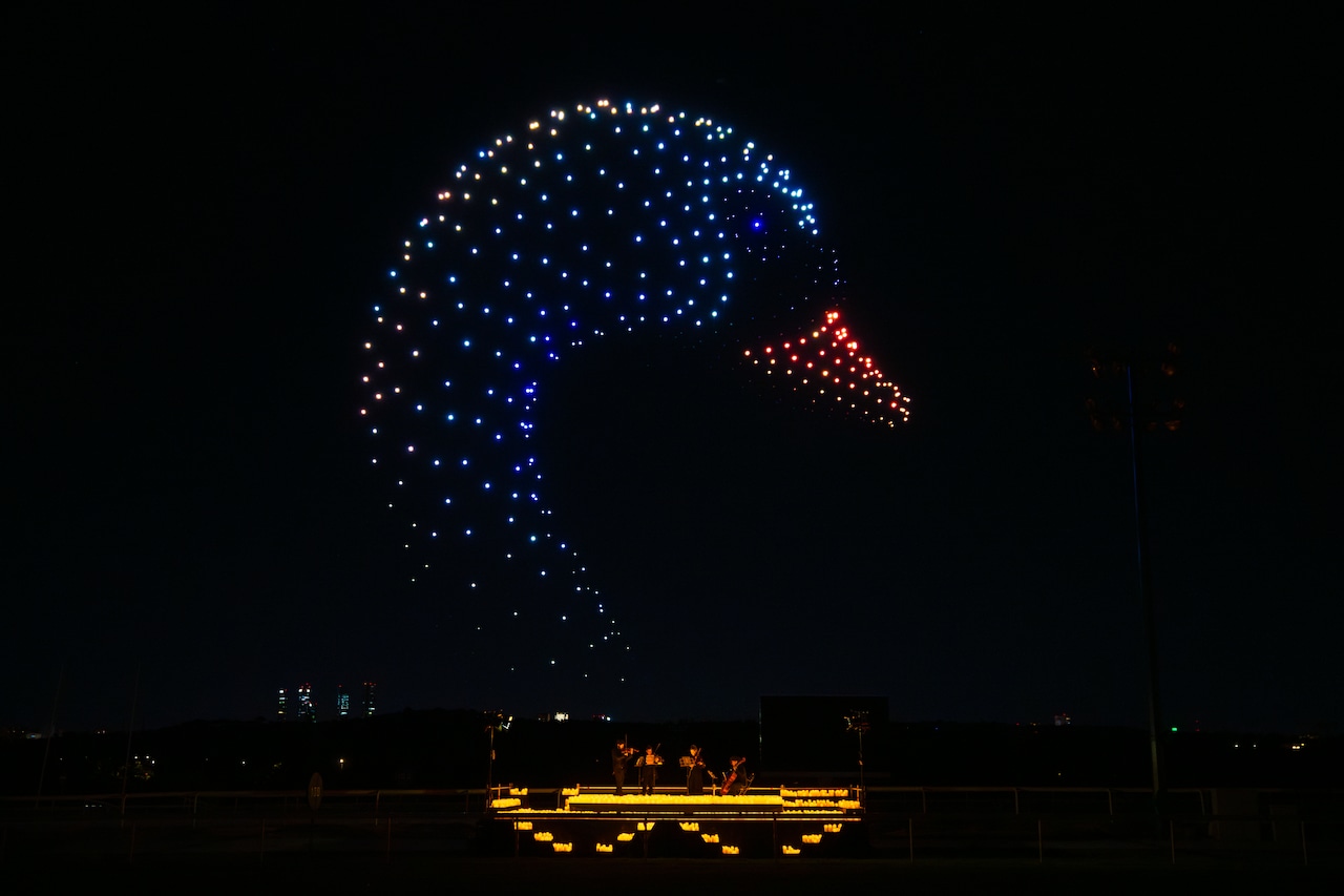 Plus de 500 drones illumineront le ciel nocturne de Boston lors d&rsquo;un spectacle aérien artistique