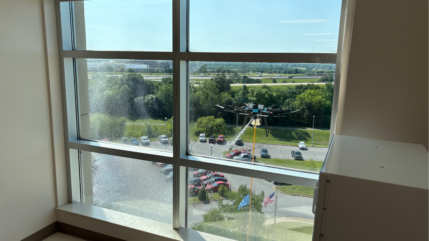 Révolution dans le nettoyage des vitres : un drone à la rescousse dans un hôpital américain