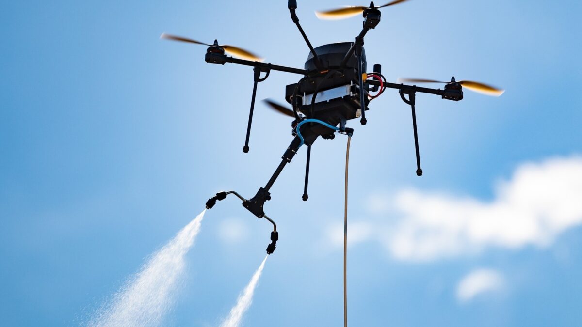 Révolution dans l&rsquo;entretien des panneaux solaires : l&rsquo;essor du nettoyage par drones