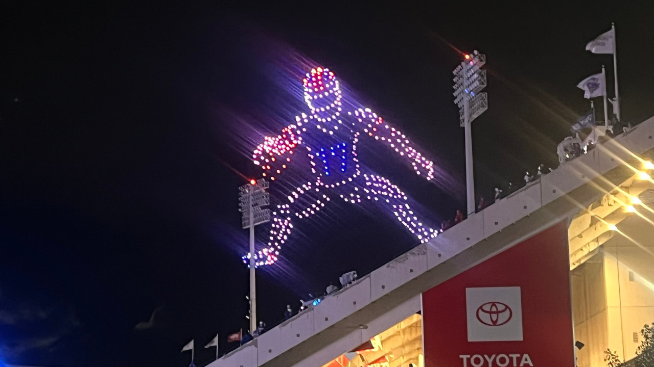 Spectacle de Drones à la Mi-Temps lors d&rsquo;un Match de Football Américain