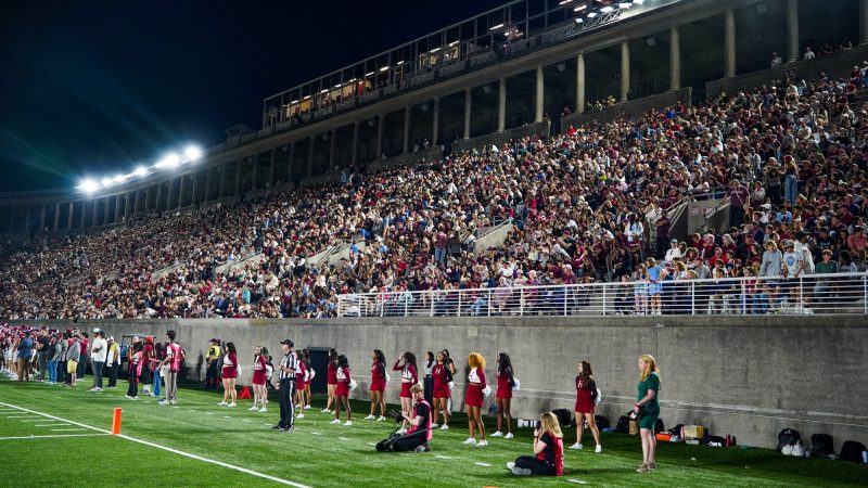 Spectacle de drones impressionnant lors du match Harvard contre Brown
