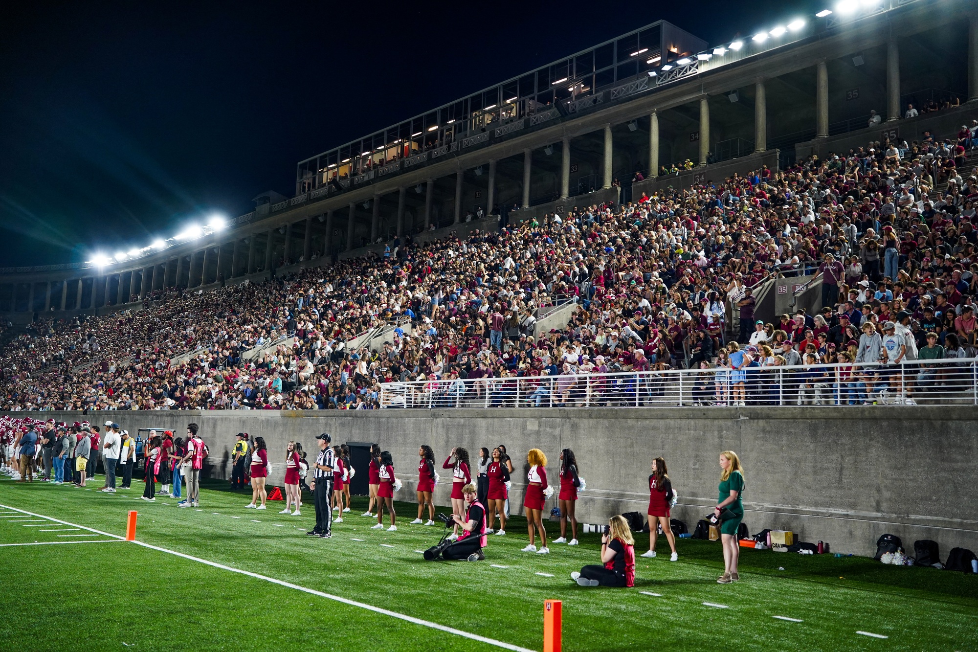 Spectacle de drones impressionnant lors du match Harvard contre Brown