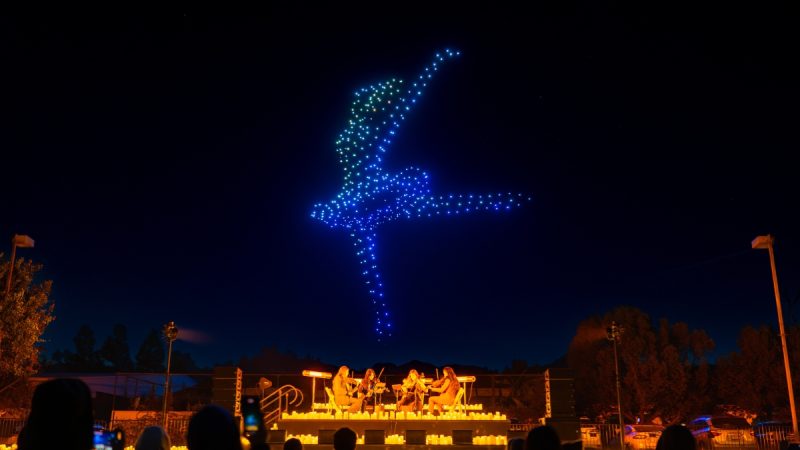 Spectacle de lumière par drones à Denver : une expérience artistique unique en plein air