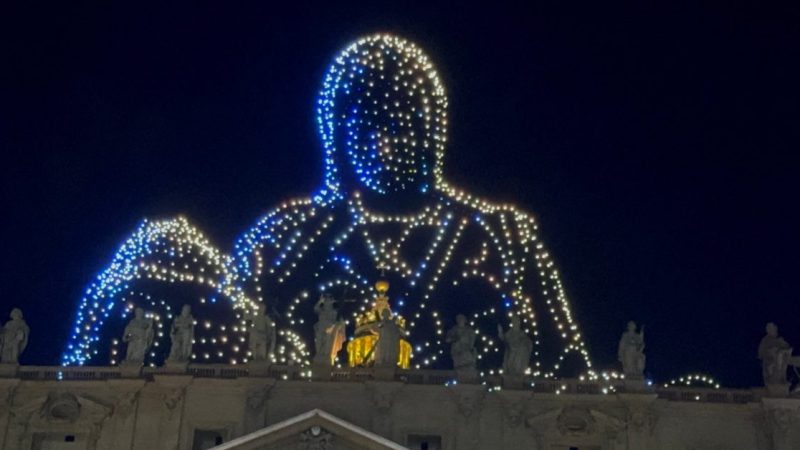 Spectacle grandiose de drones au Vatican conçu par Kimbal Musk