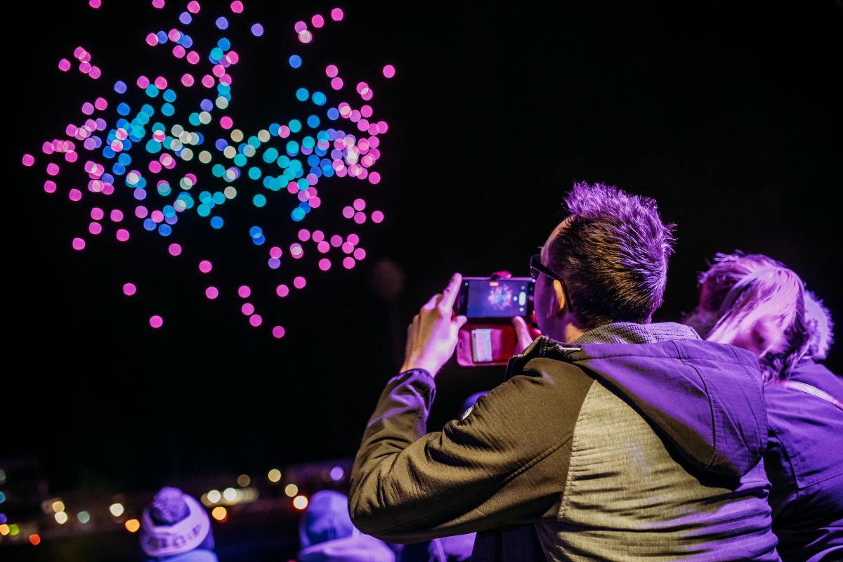 Spectacle lumineux par drones à Birmingham : une performance étincelante