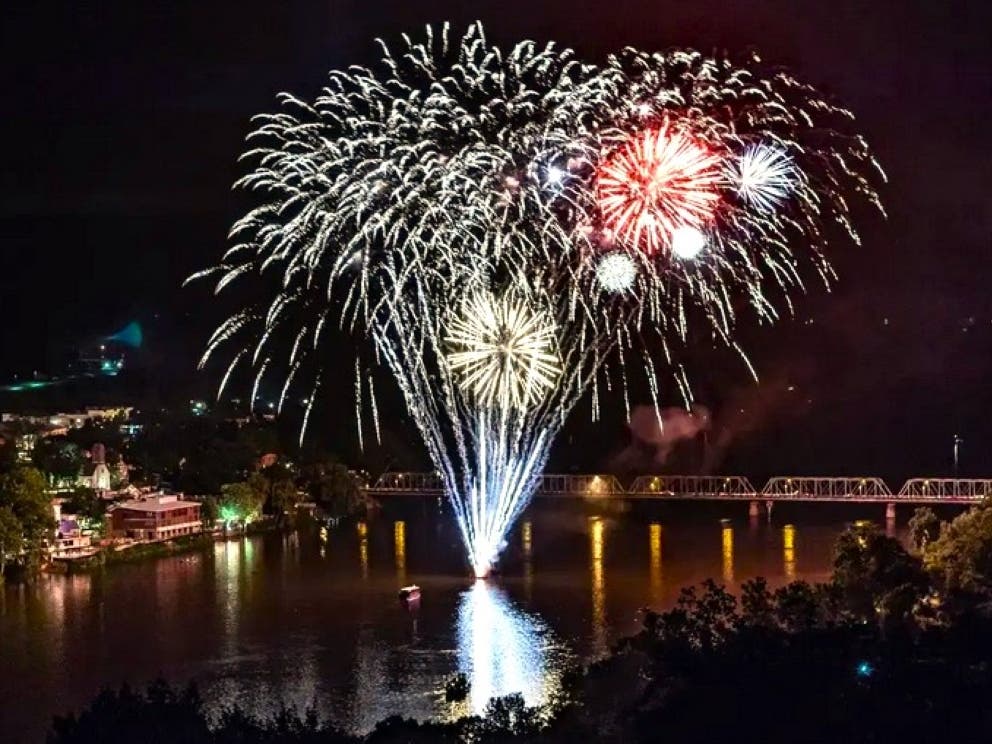 #USA Un spectacle pyrotechnique sur le thème des Eagles illumine le ciel de New Hope