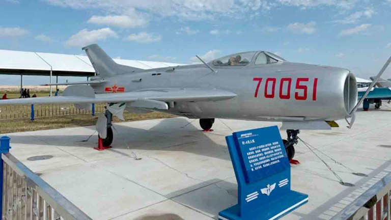 Un J-6 converti en drone fait une apparition rare au salon aérien de Changchun