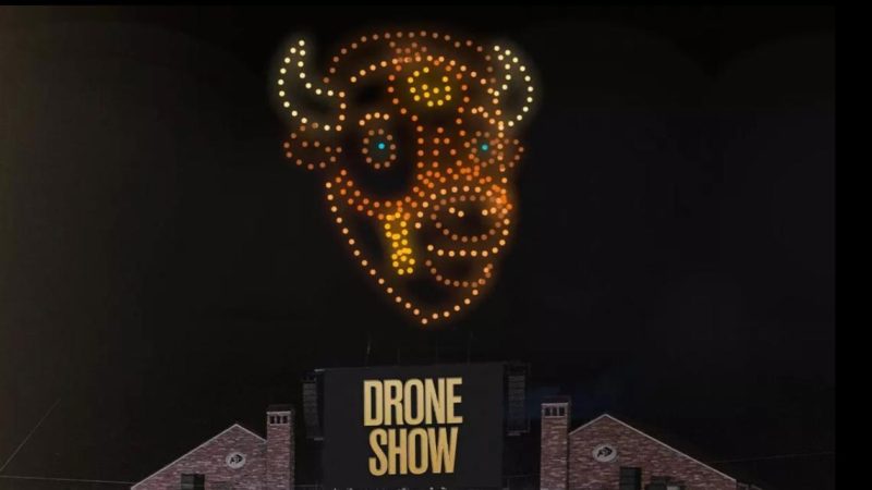 Un Spectacle Lumineux de Drones Illumine le Folsom Field