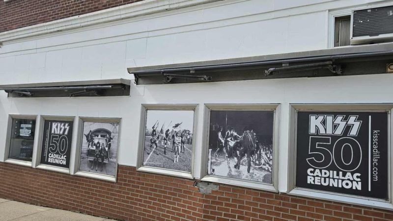 Un hommage lumineux : le groupe Kiss célèbre son 50e anniversaire avec un spectacle de drones