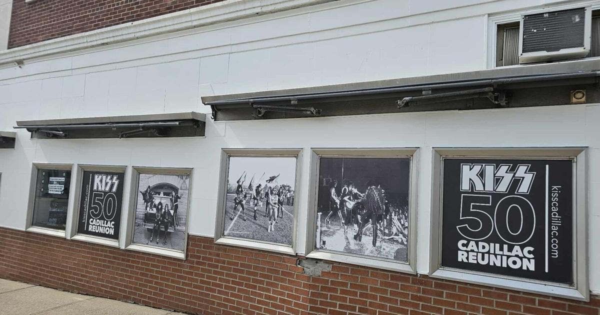 Un hommage lumineux : le groupe Kiss célèbre son 50e anniversaire avec un spectacle de drones