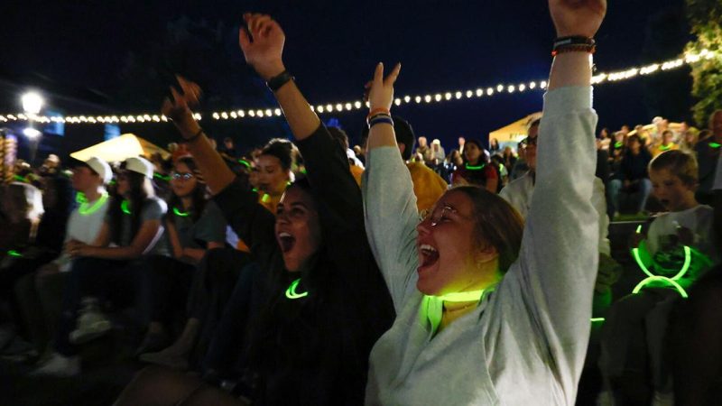 Un spectacle de drones en lumière pour lancer une campagne de financement de 2 milliards de dollars