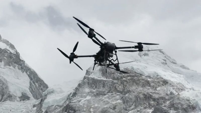 Utilisation de drones au sommet de l&rsquo;Everest pour des missions humanitaires