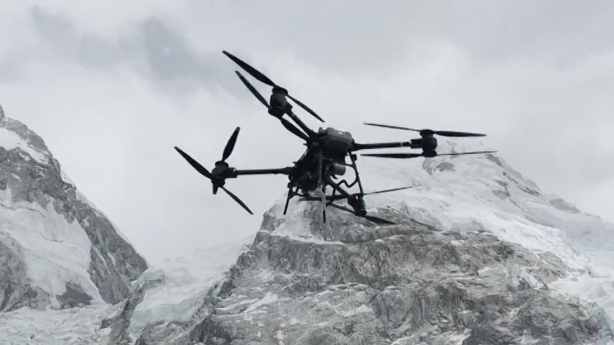 Utilisation de drones au sommet de l&rsquo;Everest pour des missions humanitaires