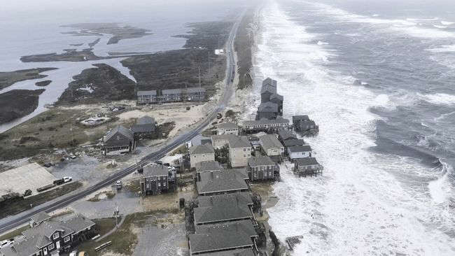 Des images de drone montrent les marées hautes frappant les rivages déjà vulnérables