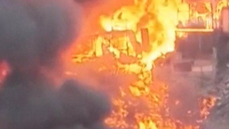 Impressionnantes images de drone : incendie dévastateur dans un quartier au Pérou