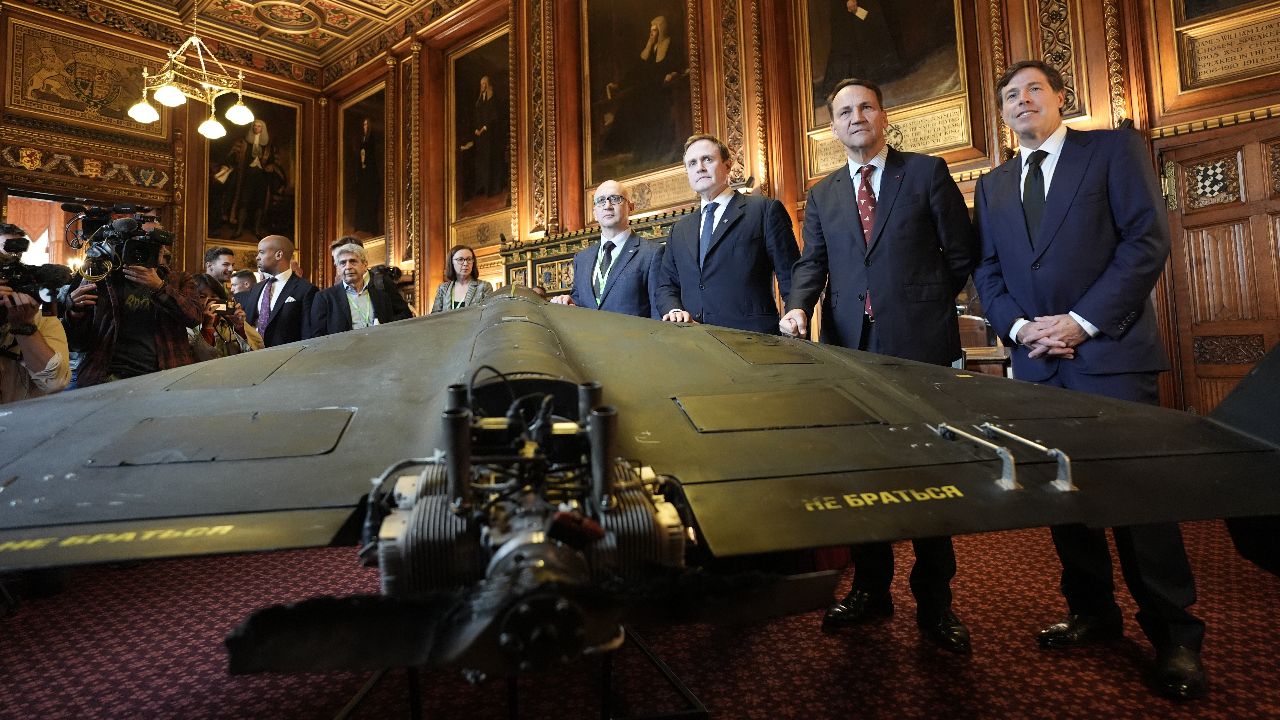 L&rsquo;Iran exprime son mécontentement suite à la visite de Sikorski au salon des drones Shahed