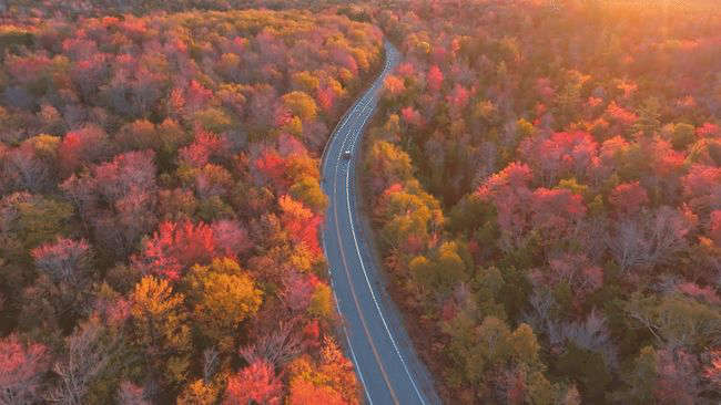 La splendeur automnale du New Hampshire capturée par un drone