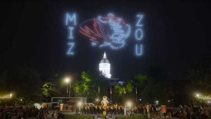 Le Spectacle Envolant de l&rsquo;Université du Missouri Illumine le Ciel avec un Ballet de Drones