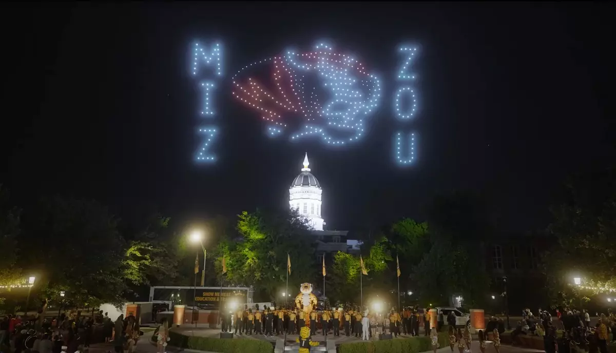 Le Spectacle Envolant de l&rsquo;Université du Missouri Illumine le Ciel avec un Ballet de Drones
