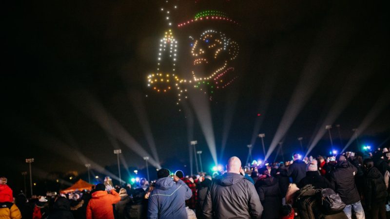 Le spectacle fascinant des drones illuminés pour Noël à Birmingham