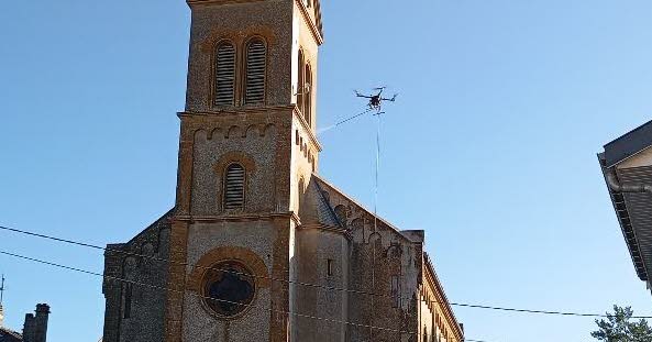 Mystère résolu autour de l&rsquo;église : pas de drone espion, mais un robot nettoyeur