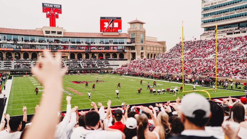 Spectacle de drones dynamise la soirée de Homecoming à Texas Tech