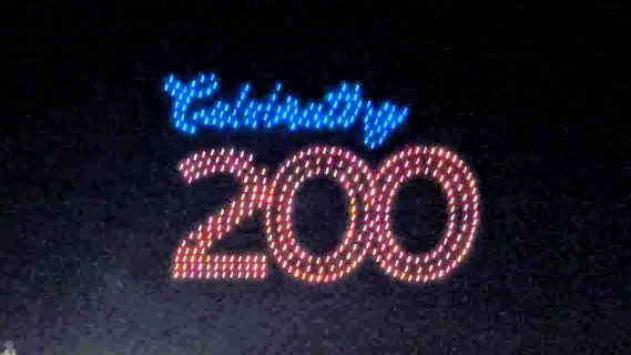 Spectacle époustouflant : Un show de drones illumine la célébration du bicentenaire à Jax