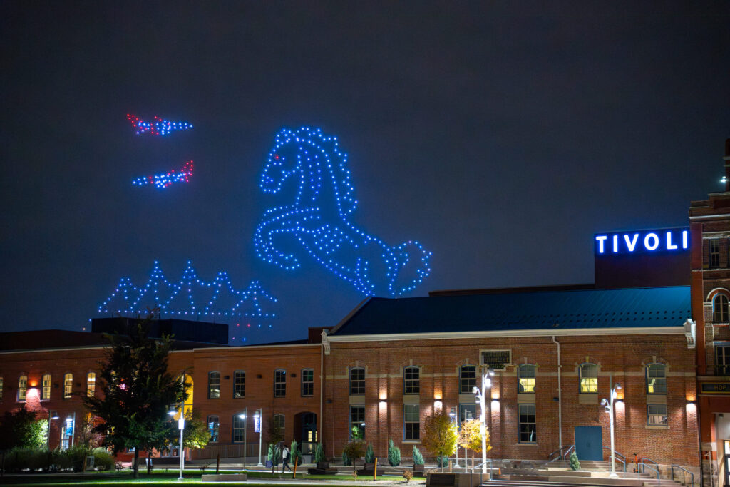 Spectacles aériens illuminés : Les drones envahiront le ciel de Denver dès novembre