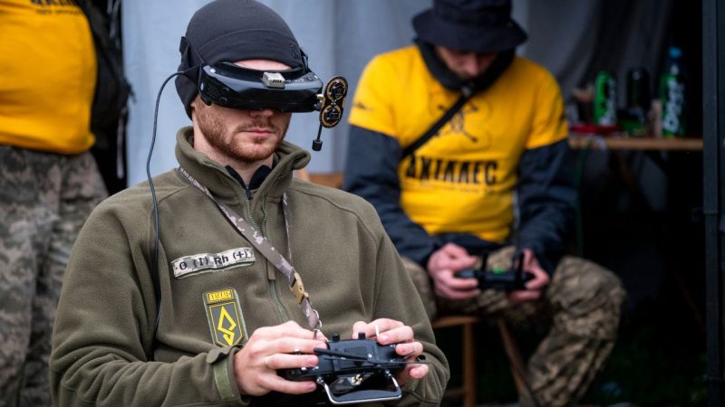 #Ukraine Pilotes de drones en compétition dans une course de style combat