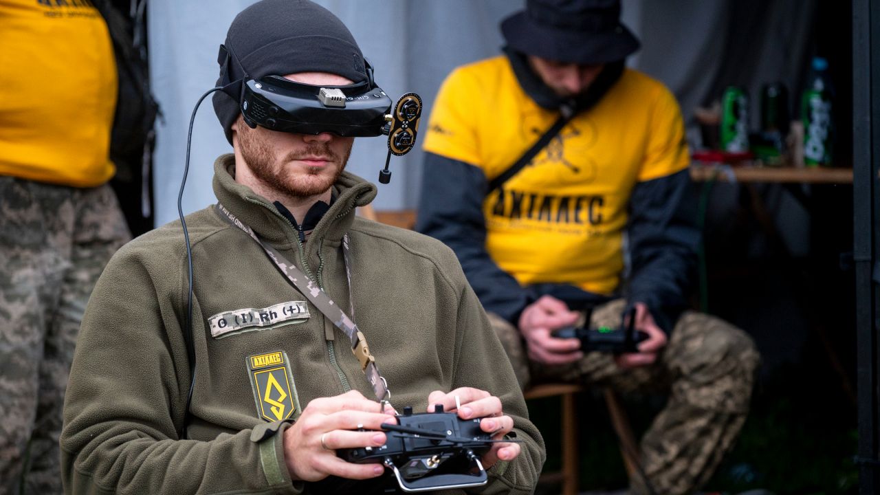 #Ukraine Pilotes de drones en compétition dans une course de style combat
