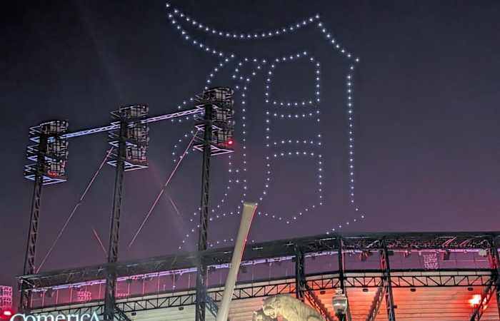 Un Spectacle Lumineux de Drones Illumine Détroit avant le Match des Tigers