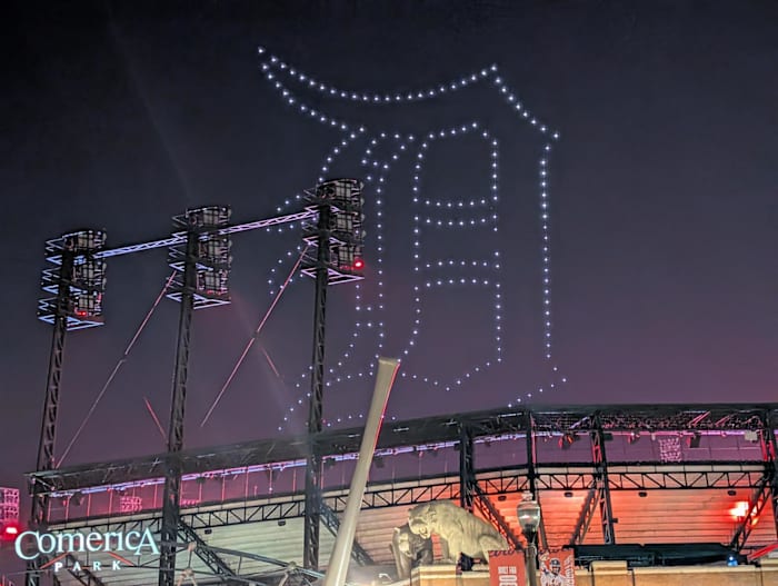 Un Spectacle Lumineux de Drones Illumine Détroit avant le Match des Tigers