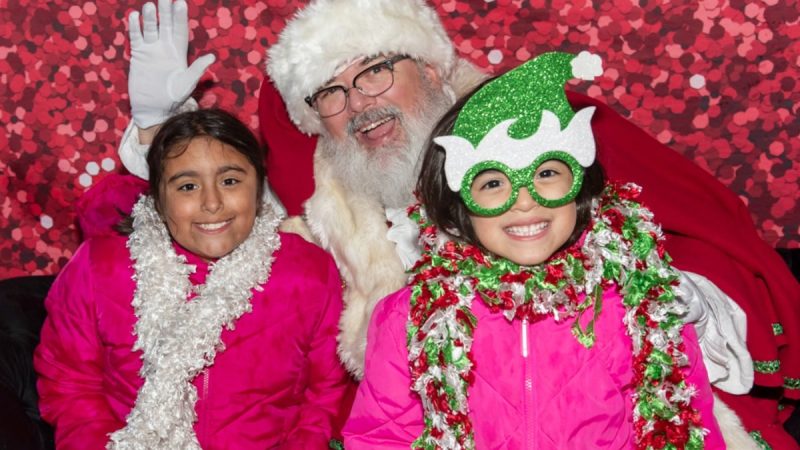 Carrollton illumine les fêtes avec son spectacle &lsquo;Santa on the Square&rsquo; incluant un show de drones