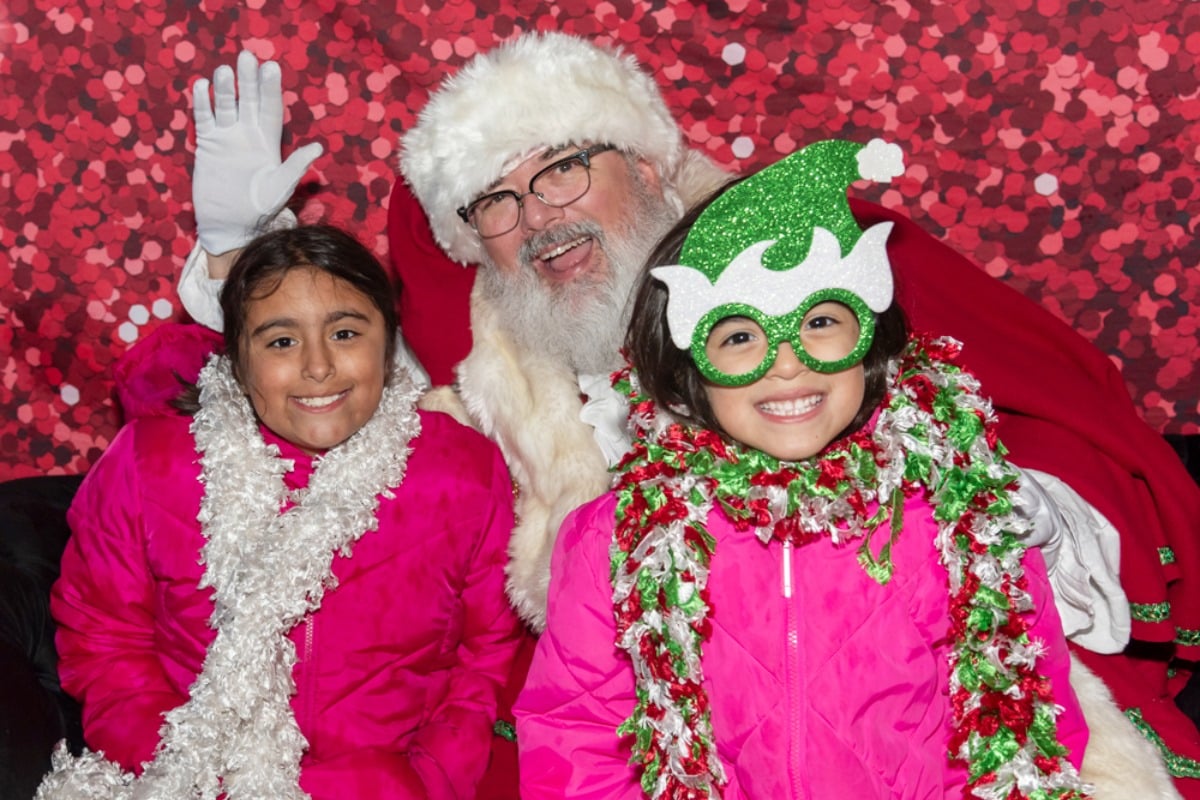 Carrollton illumine les fêtes avec son spectacle &lsquo;Santa on the Square&rsquo; incluant un show de drones