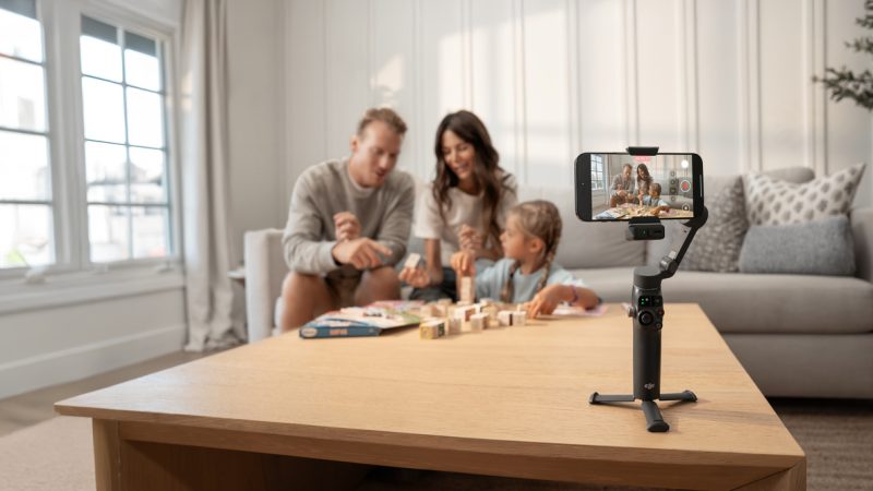 DJI lance l&rsquo;Osmo Mobile 8 : Suivi amélioré et rotation panoramique à 360°