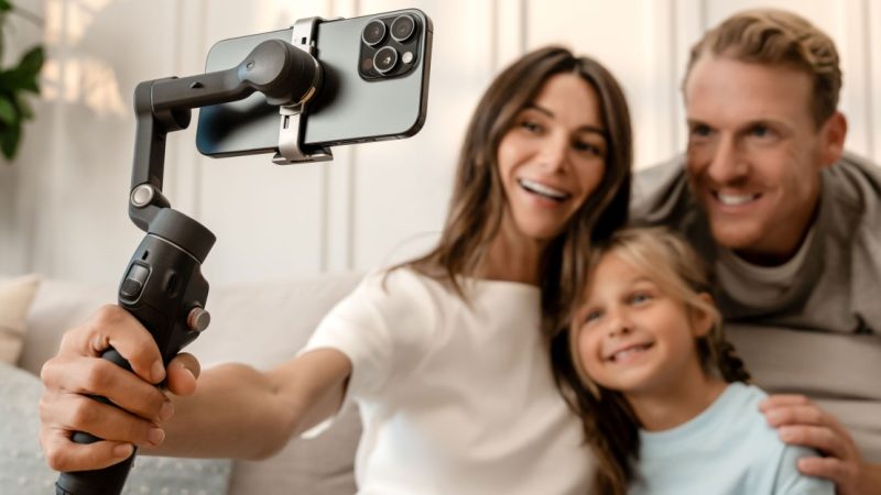 DJI lance l’Osmo Mobile 8 : Un stabilisateur innovant pour des vidéos parfaites