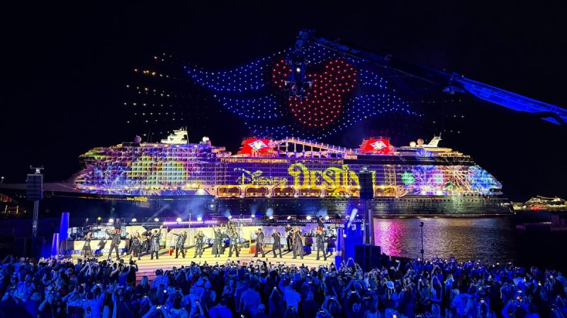 Disney Cruise Line illumine le ciel avec un spectacle de drones pour le baptême du navire Destiny en Floride